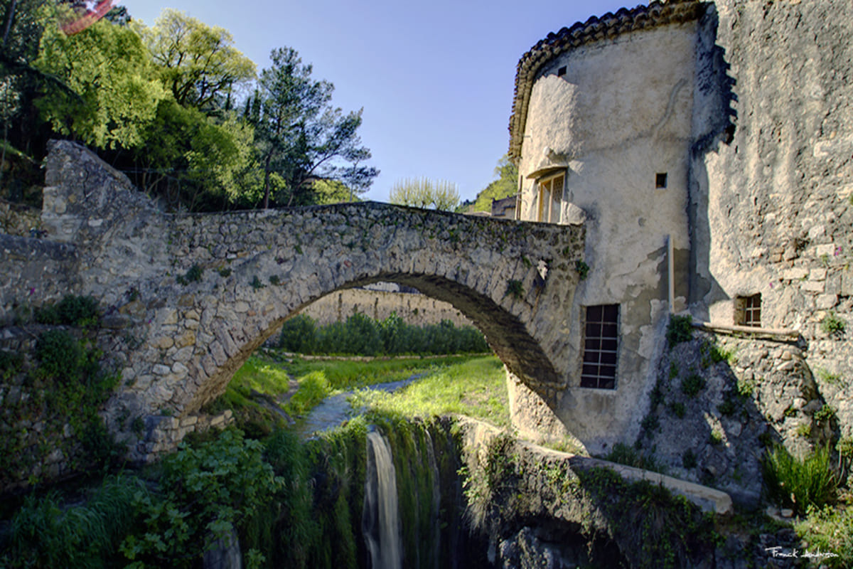 le gard cache ce plus beau village de france et son pont du diable, théâtre de légendes locales