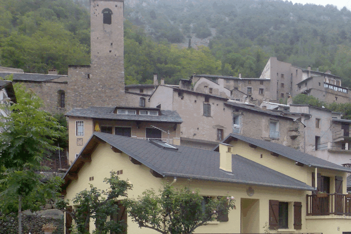 le saviez vous une source d'eau chaude naturelle jaillit en pleine nature dans ce village des pyrénées