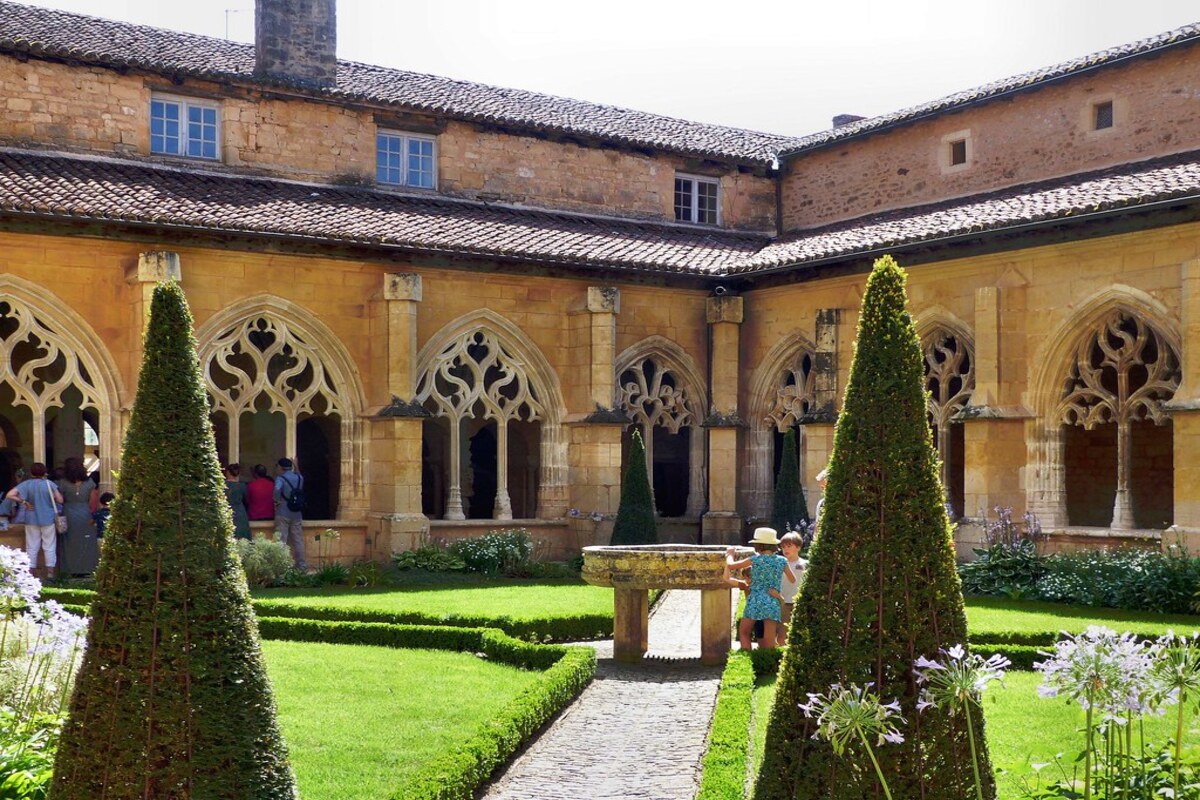 le secret de cette abbaye du périgord un clocher mur fortifié unique en france
