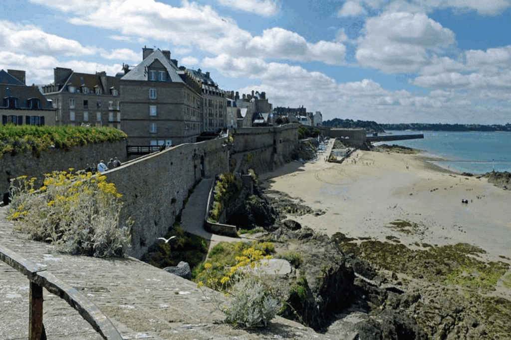 le secret des remparts de saint malo un escalier caché qui mène à une plage secrète à marée basse