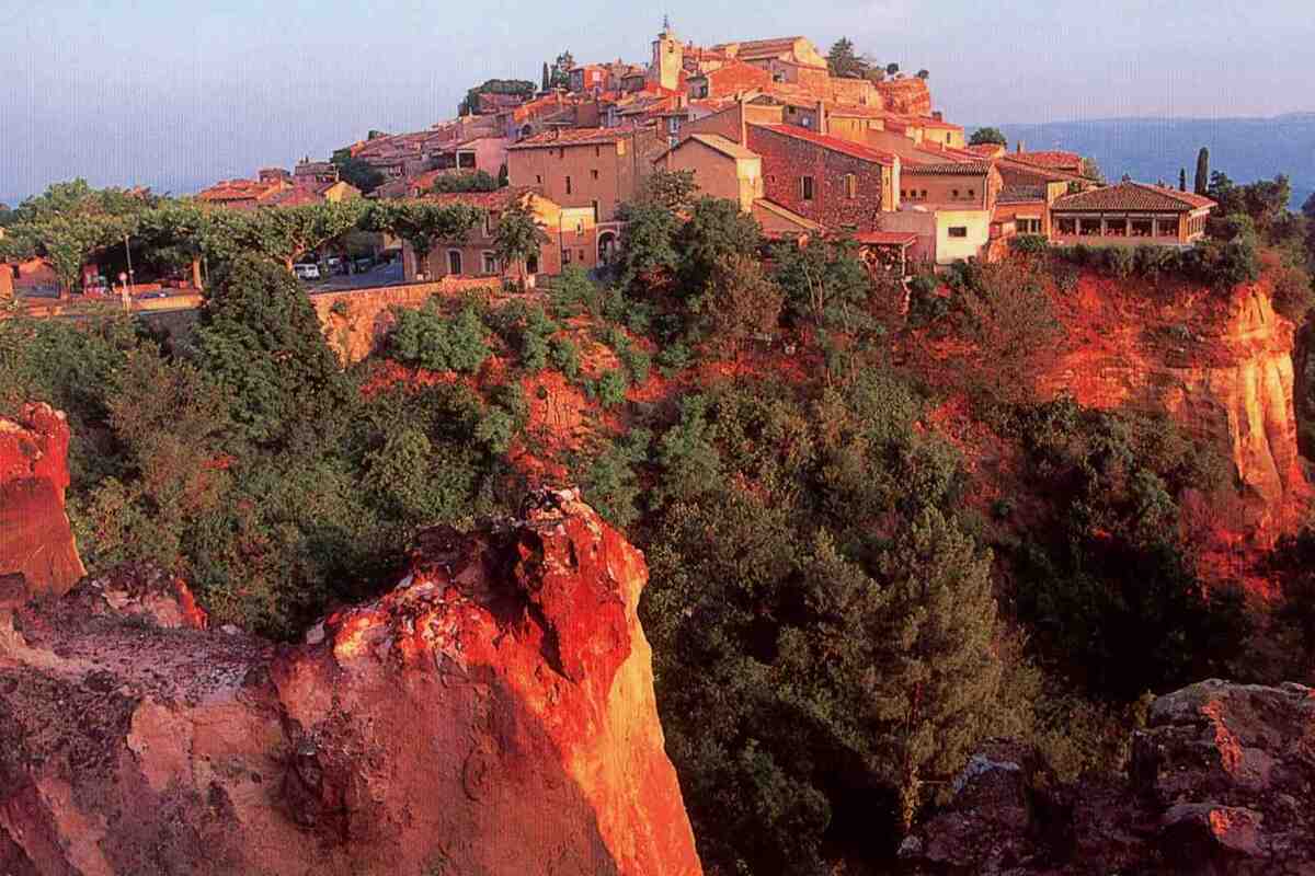 le vaucluse abrite ce plus beau village de france et ses carrières d'ocre aux couleurs d'automne flamboyantes