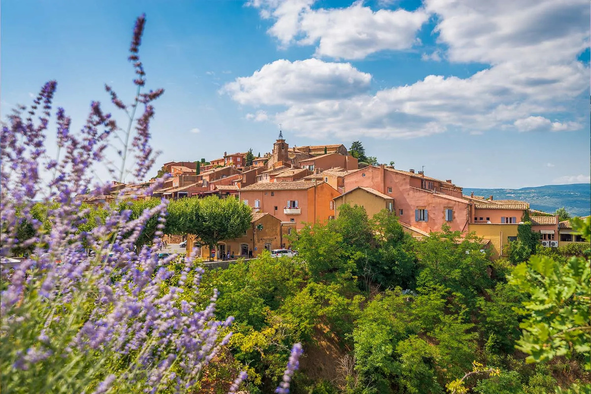 le vaucluse abrite ce plus beau village de france et ses carrières d'ocre aux couleurs d'automne flamboyantes