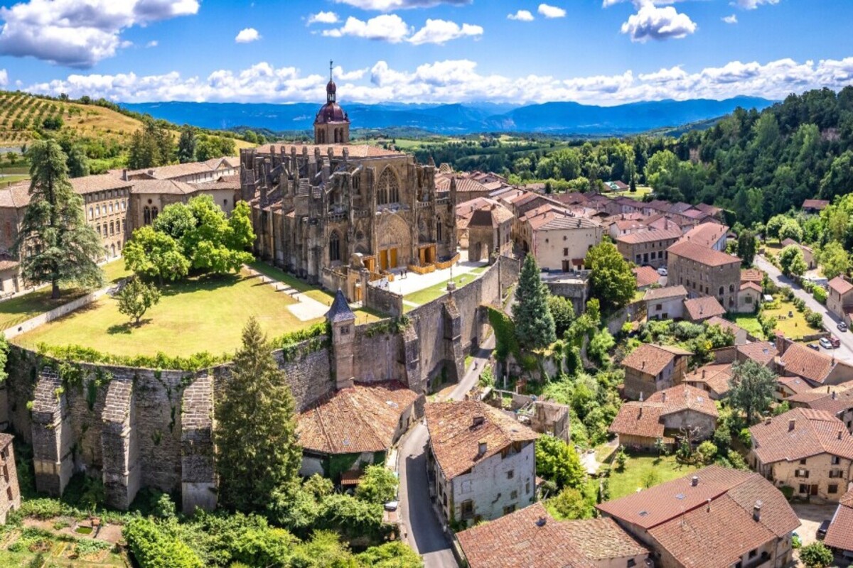 l'isère révèle ce plus beau village de france et son abbaye millénaire au cœur de la chartreuse