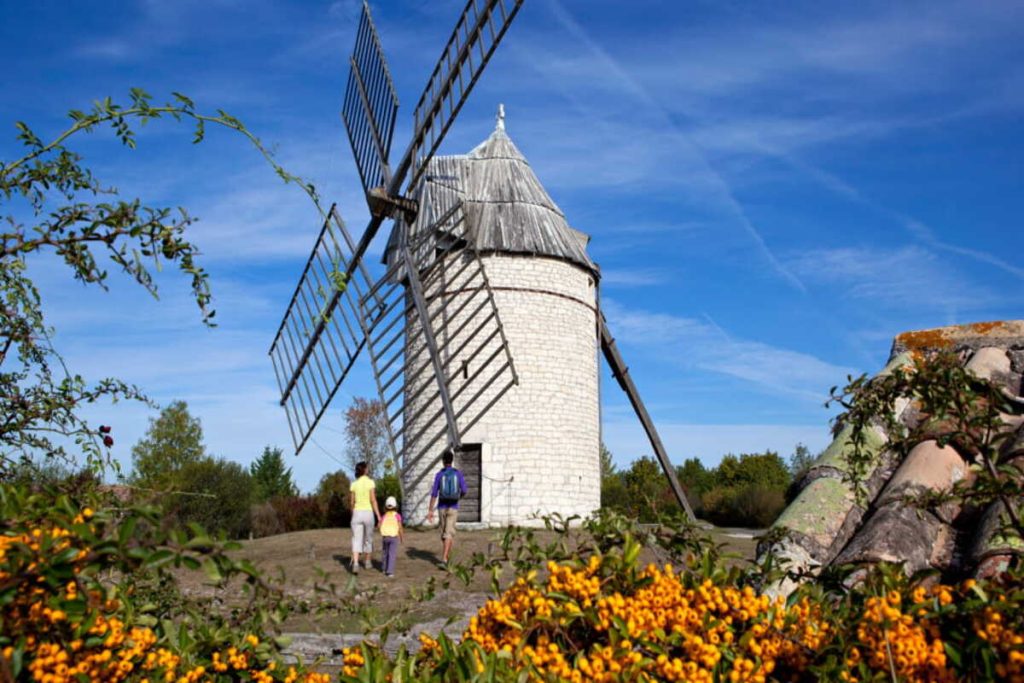 oubliez la provence le quercy blanc est une région aux pierres blanches et aux bastides médiévales pleines de charme