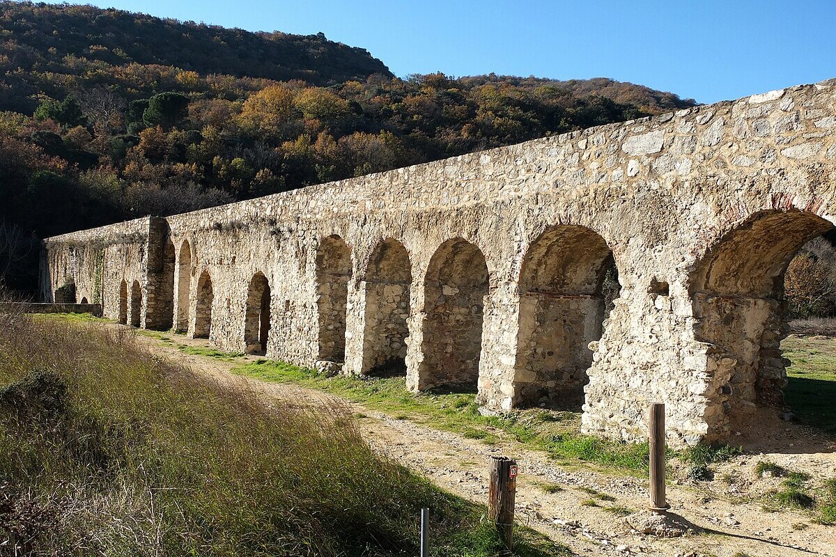 oubliez le pont du gard cet aqueduc romain moins connu est une merveille d'ingénierie en pleine nature
