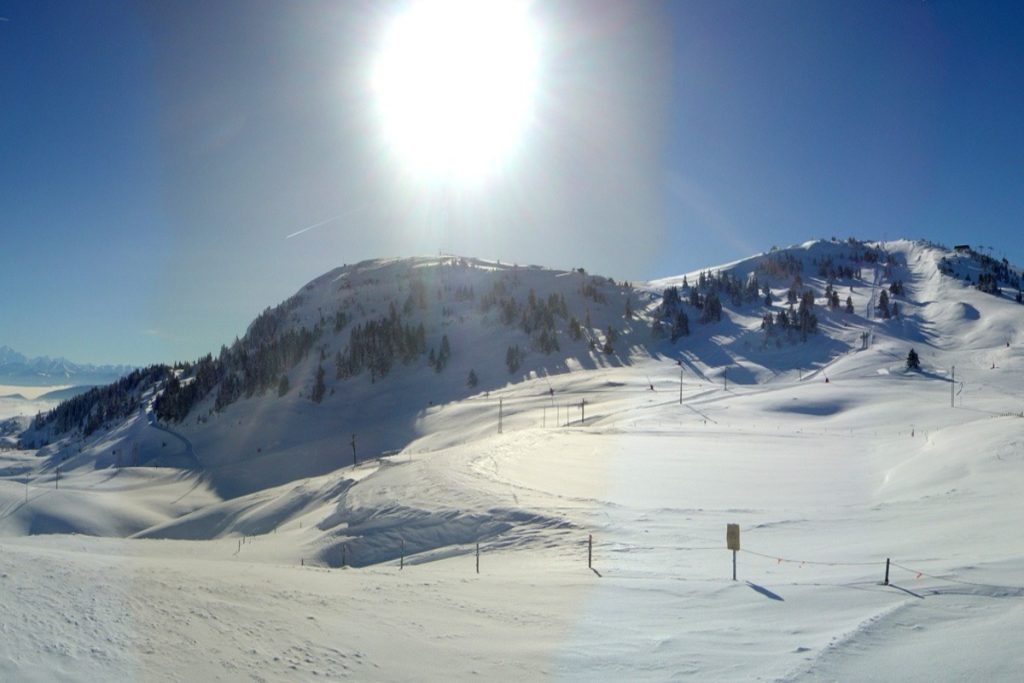 oubliez les alpes en hiver les monts du jura offrent un paysage nordique et des activités plus douces