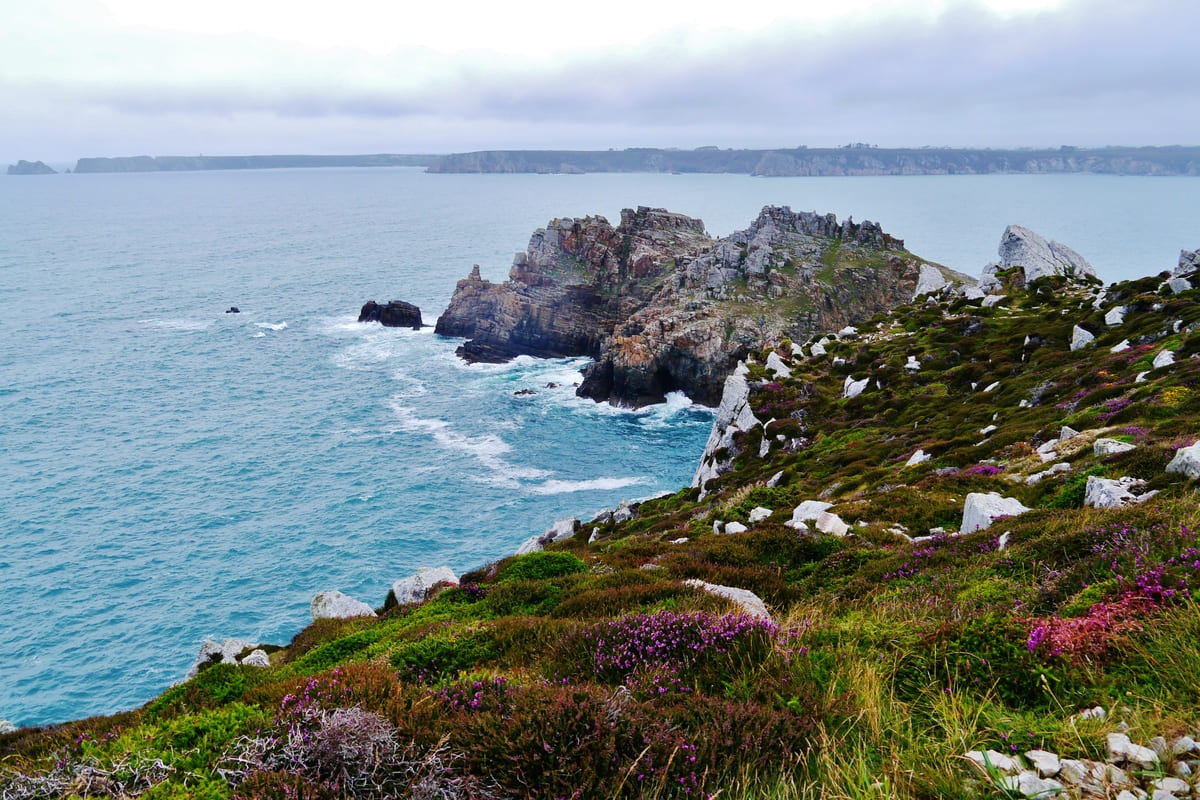 oubliez l'irlande la presqu'île de crozon en bretagne est un concentré de paysages celtiques sauvages