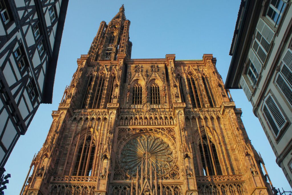 personne ne le sait, mais la cathédrale de strasbourg cache une horloge astronomique aux automates fascinants