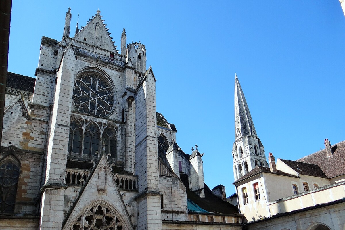 personne ne visite cette crypte carolingienne, pourtant c'est un trésor de l'art médiéval en bourgogne
