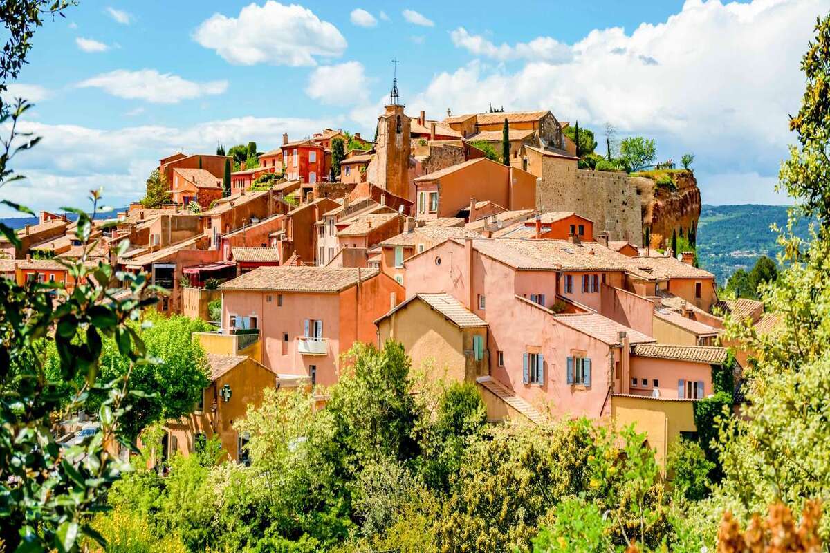 Le « Sentier des Ocres » : une randonnée sur une terre rouge et jaune digne du Colorado