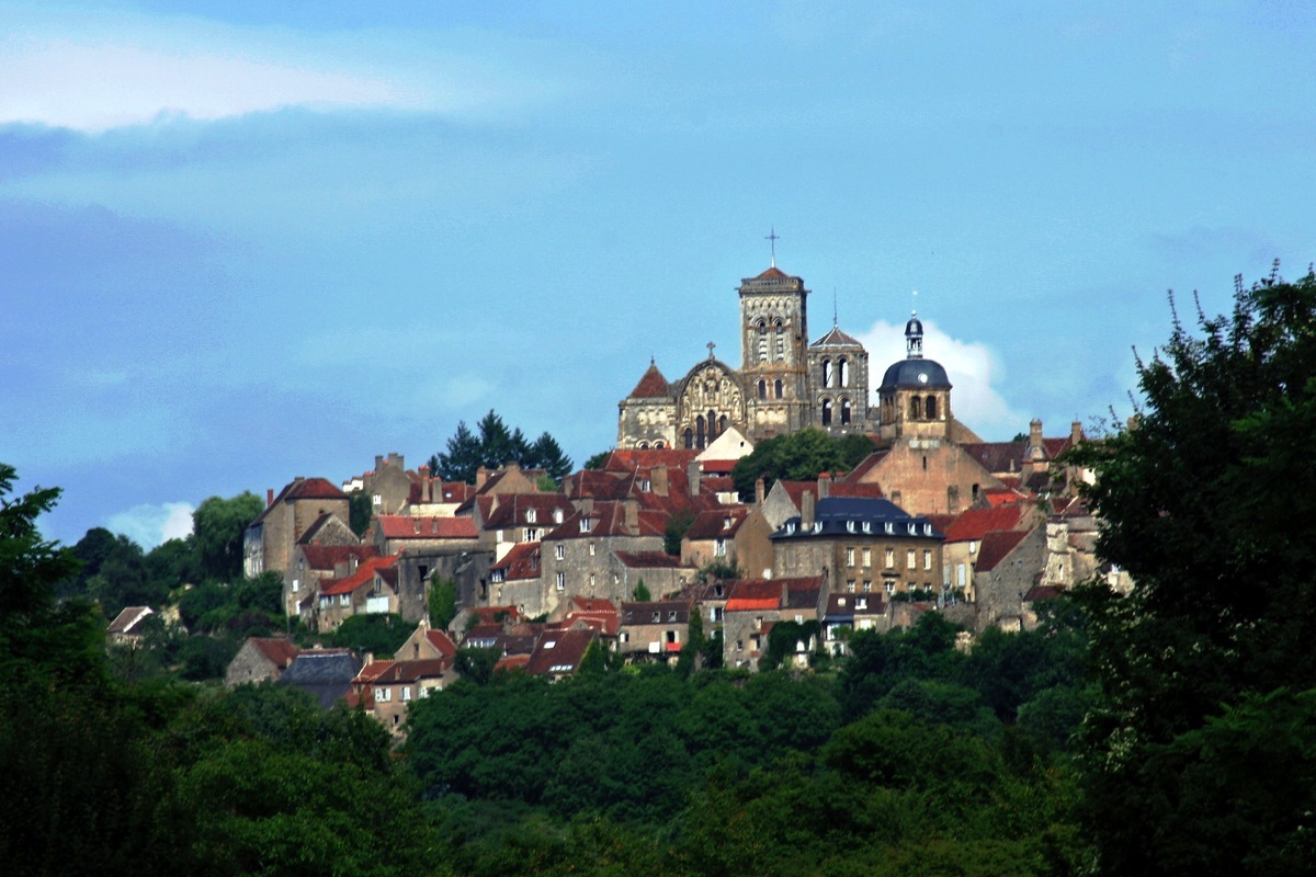 Le secret de ce plus beau village de France en Bourgogne : un réseau de galeries souterraines que l’on peut visiter