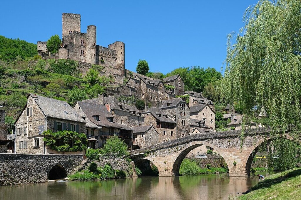 Ce plus beau village de France en Aveyron cache un pont légendaire du 15ème siècle 