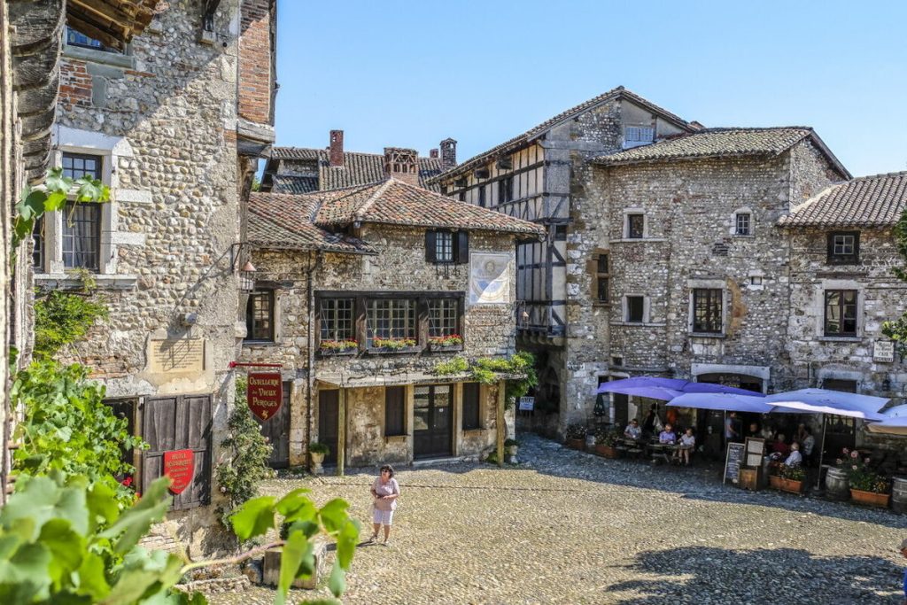 Personne ne connaît l&rsquo;histoire de ce plus beau village de France, entièrement reconstruit après un incendie au Moyen Âge