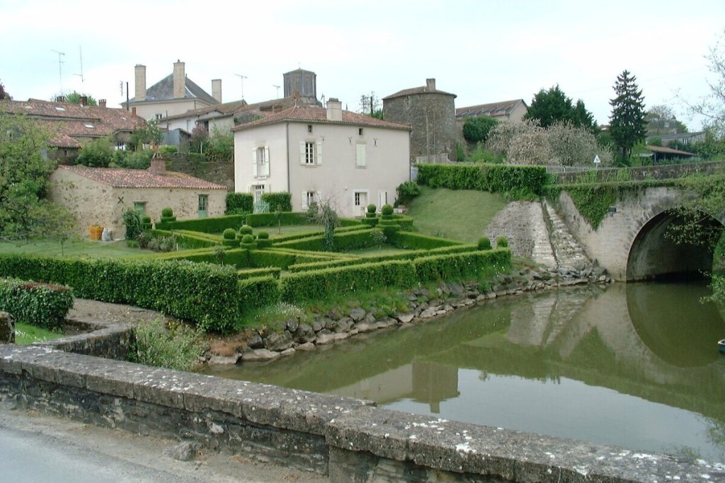 À 1h de Nantes, ce plus beau village de France est une petite cité de caractère au bord de l&rsquo;eau 
