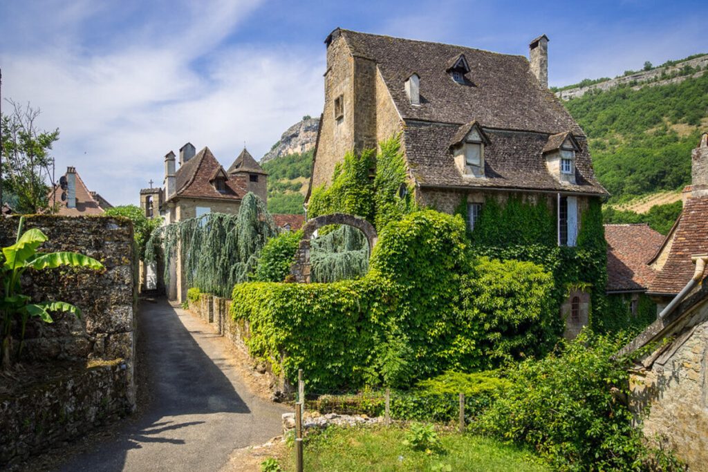 Oubliez la Provence : ce plus beau village de France du Quercy est une merveille aux pierres blanches et toits de lauze 