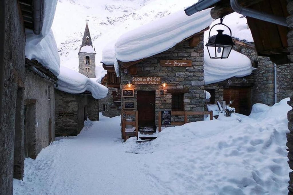 Oubliez les Alpes en hiver : ce plus beau village de France en Savoie est un trésor d&rsquo;authenticité 