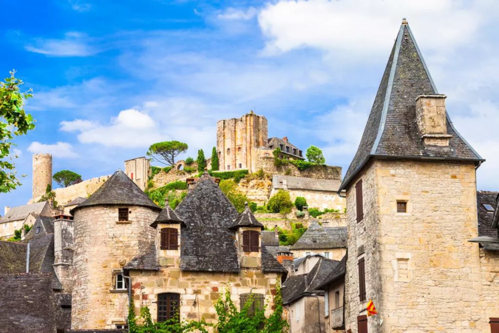 La Corrèze vous surprendra avec ce plus beau village de France et ses tours nobles dominant la Dordogne 