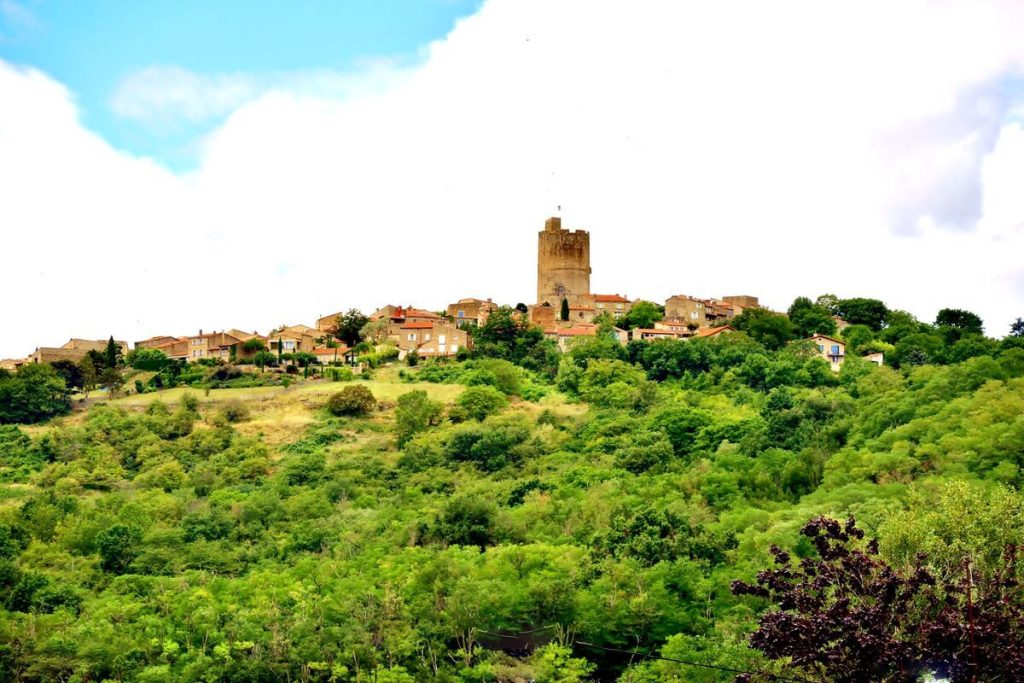 À 1h de Clermont-Ferrand, ce plus beau village de France est un joyau au pied d&rsquo;un volcan 