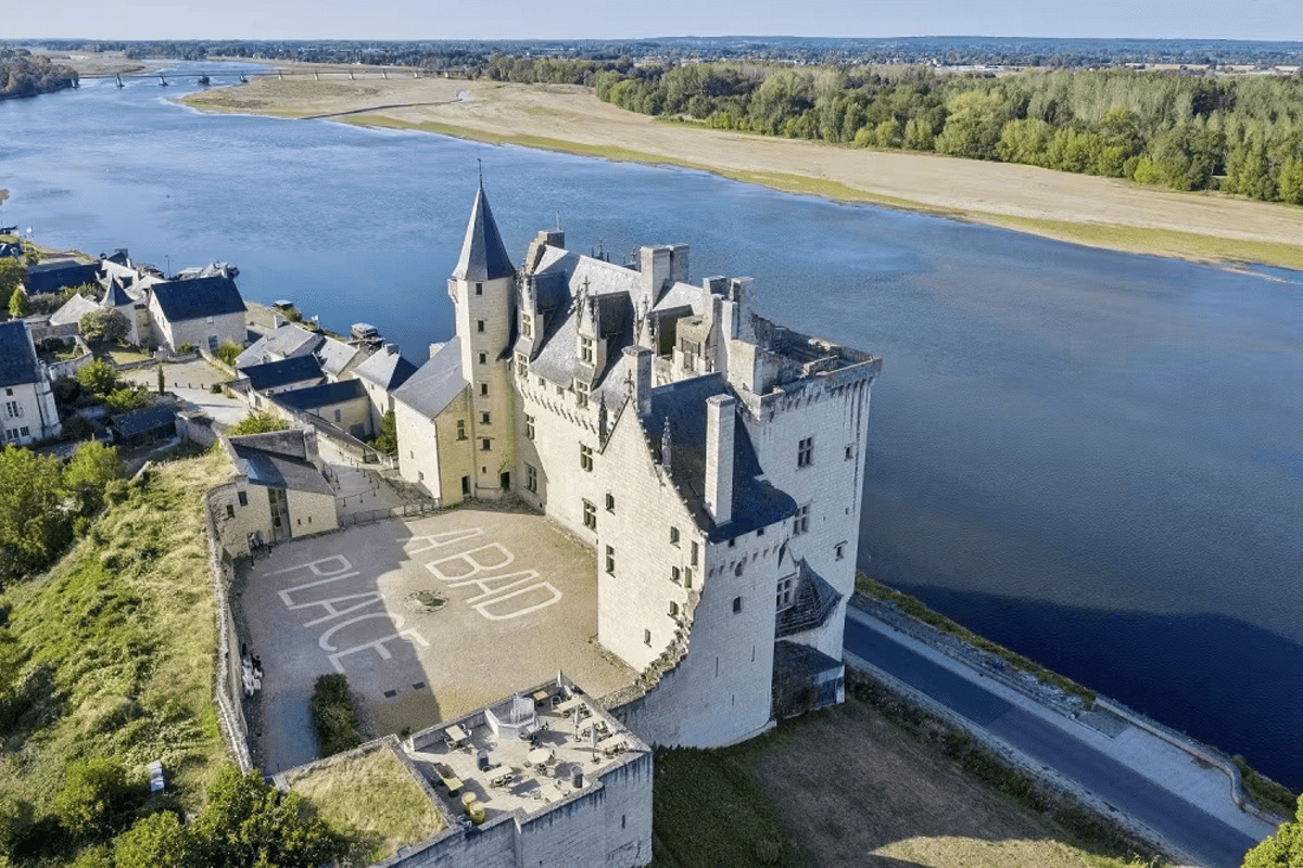 Le Maine-et-Loire cache ce plus beau village de France et son château qui a inspiré la Belle au Bois Dormant