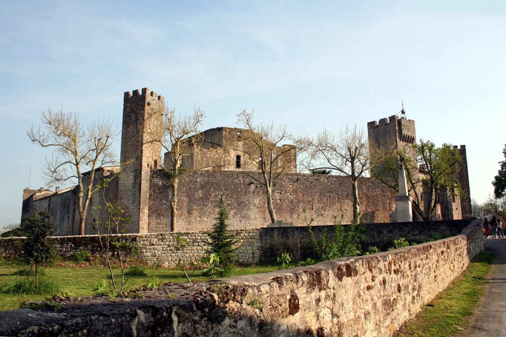 Oubliez les grandes villes : ce plus beau village de France est le plus petit du Gers et il est fortifié 