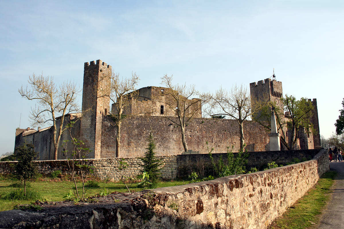 Oubliez les grandes villes : ce plus beau village de France est le plus petit du Gers et il est fortifié
