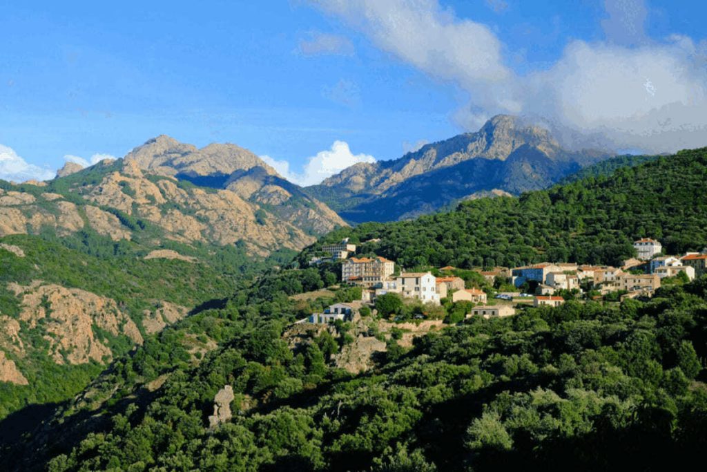 Le saviez-vous ? Ce plus beau village de France en Corse est un nid d&rsquo;aigle avec des vues imprenables