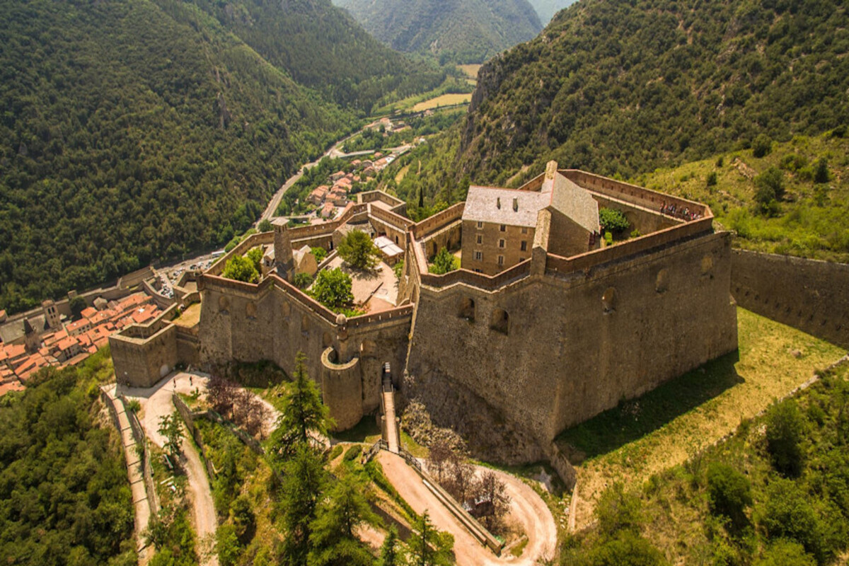Ce plus beau village de France des Pyrénées-Orientales est une cité fortifiée unique, conçue par Vauban