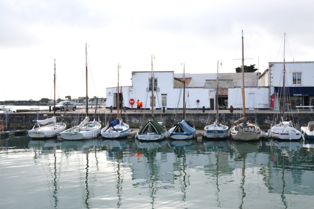 Oubliez les plages : ce plus beau village de France de l&rsquo;île de Ré est un labyrinthe de venelles fleuries 