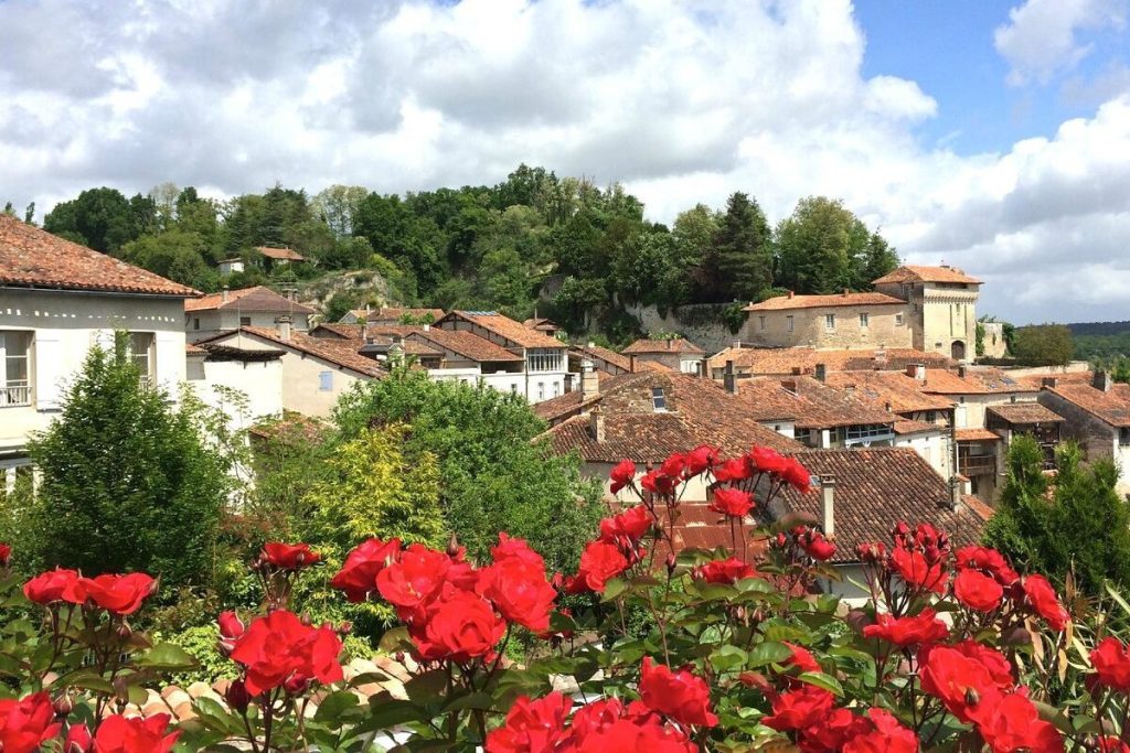 La Charente abrite ce plus beau village de France, une étape incontournable pour les amateurs de Cognac 