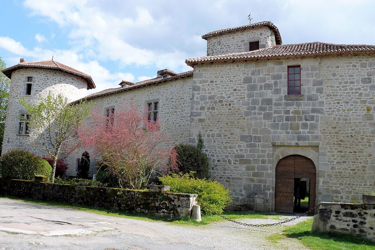 Le secret de ce plus beau village de France : une légende de fantôme qui refait surface chaque Toussaint