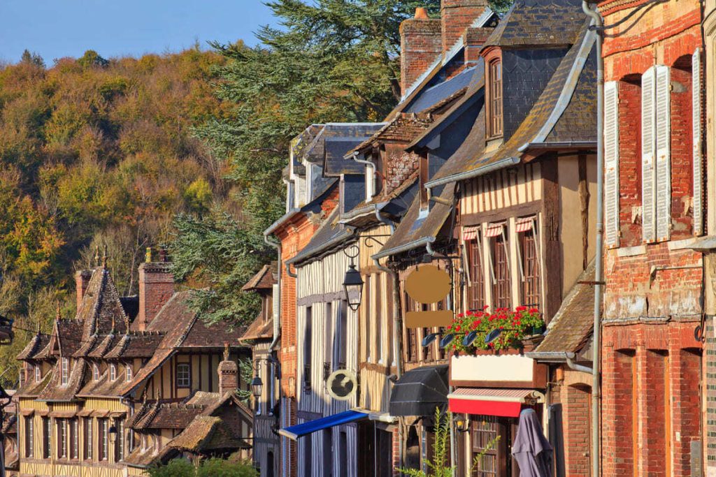 À 2h de Paris, ce plus beau village de France est la porte d&rsquo;entrée d&rsquo;une forêt aux couleurs flamboyantes 