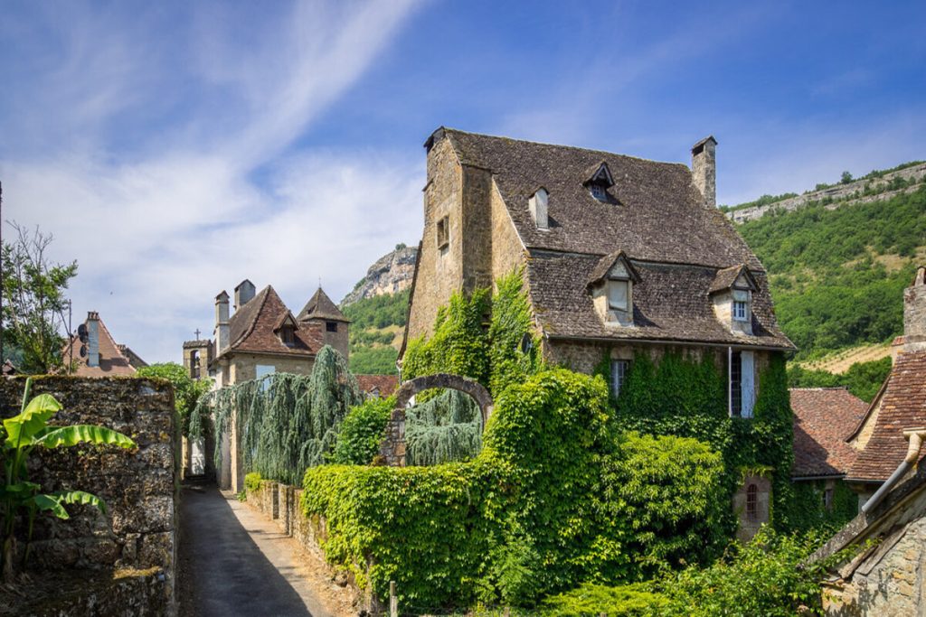 Personne ne connaît cette cascade secrète près d’un plus beau village de France, magique avec les brumes d’automne
