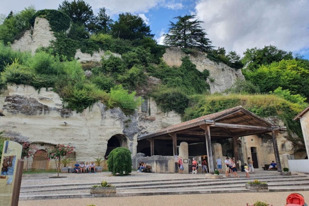 Le secret de ce plus beau village de France : une église monolithe creusée dans la roche, la plus grande d’Europe 