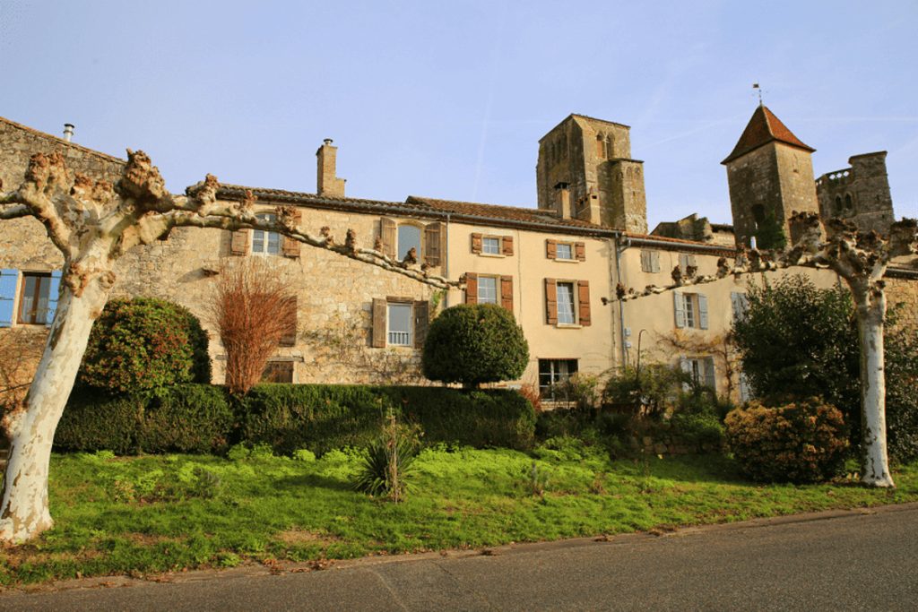 À 2h de Bordeaux, ce plus beau village de France est une halte de charme sur le chemin de Saint-Jacques