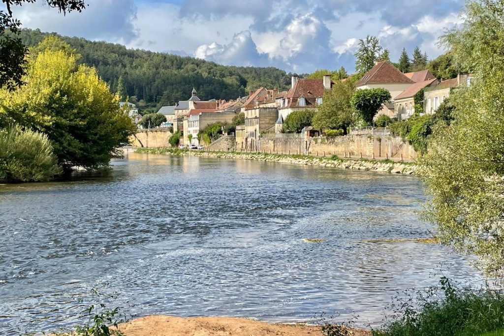 La Dordogne abrite ce plus beau village de France, un nid d’aigle perché au-dessus des brumes matinales 
