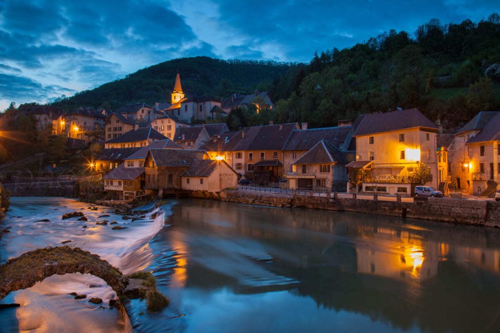 À 2h de Lyon, ce plus beau village de France est une perle de la vallée de la Loue qui a inspiré le peintre Courbet 