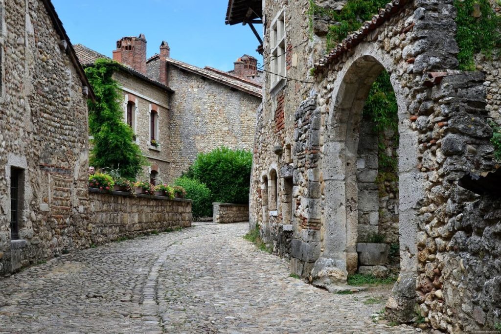 Personne ne connaît l&rsquo;histoire de ce plus beau village de France, entièrement reconstruit après un incendie au Moyen Âge 