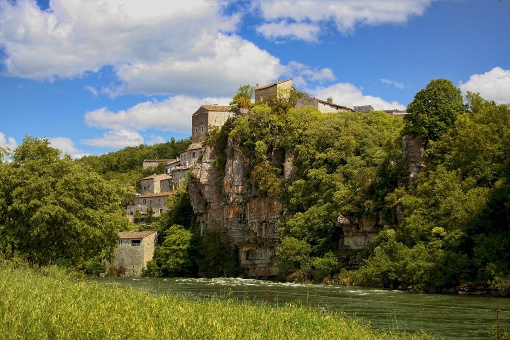 Oubliez les Cévennes : ce plus beau village de France en Ardèche est un havre de paix au cœur d’une nature sauvage 