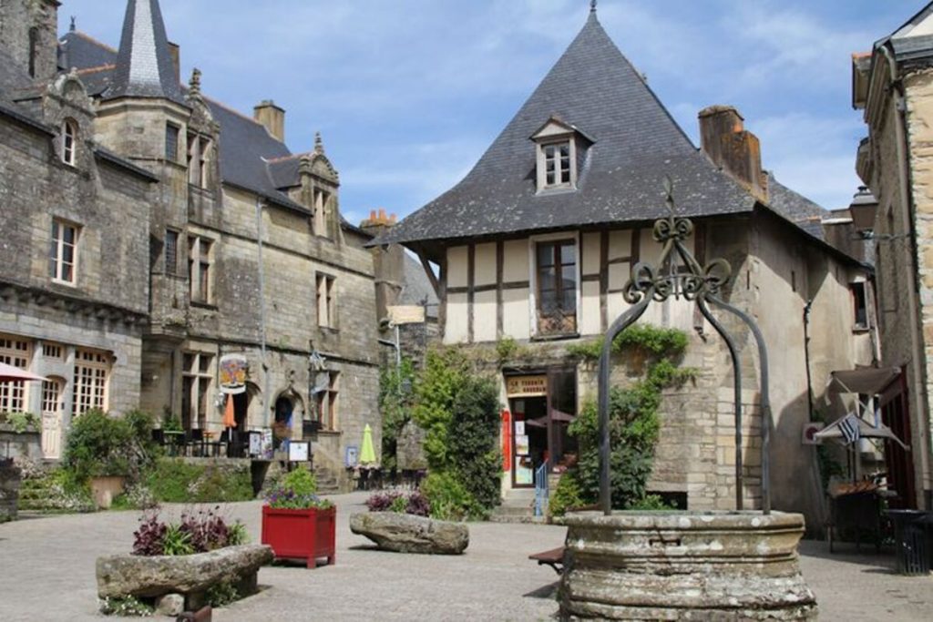 À 1h30 de Rennes, ce plus beau village de France est une « petite cité de caractère » où les artisans d’art sont rois 