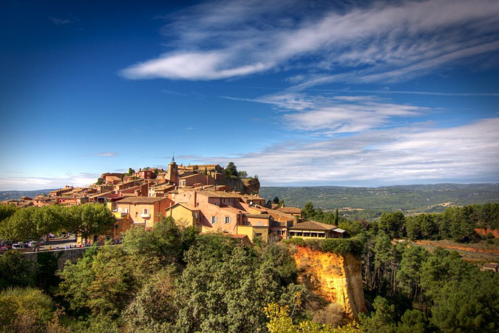 Le Vaucluse cache ce plus beau village de France et ses carrières d’ocre aux couleurs flamboyantes