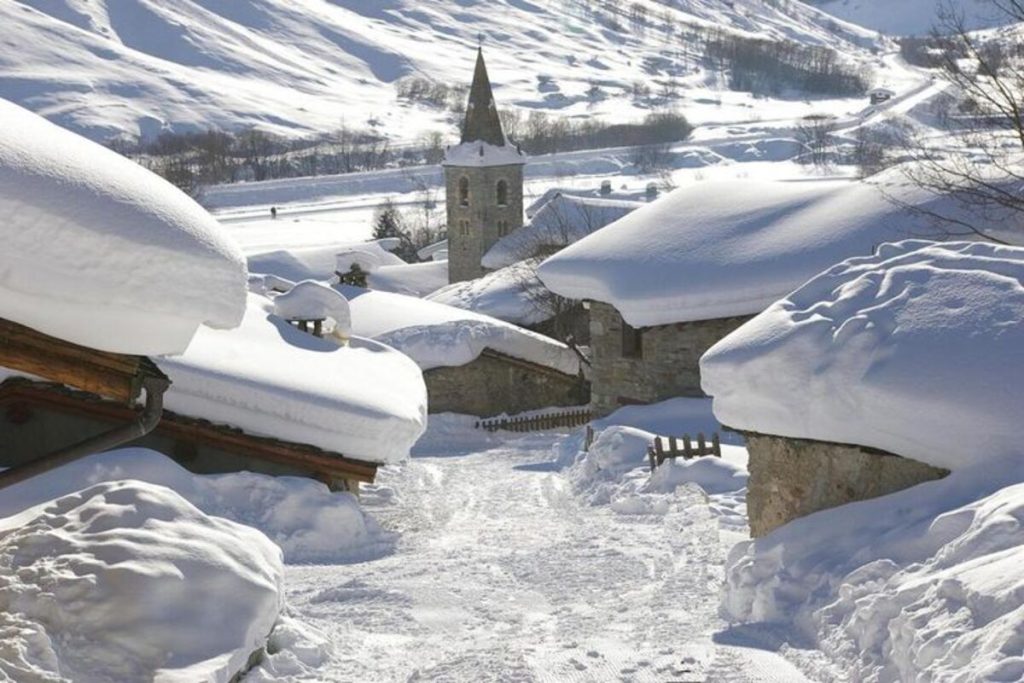 Oubliez les Alpes en hiver : ce plus beau village de France en Savoie est un trésor d’authenticité 