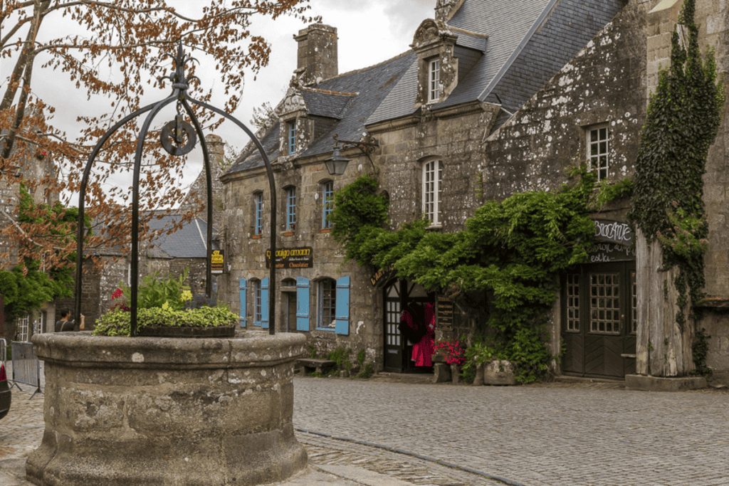 Le Finistère abrite ce plus beau village de France, une cité médiévale où le temps semble s’être arrêté 