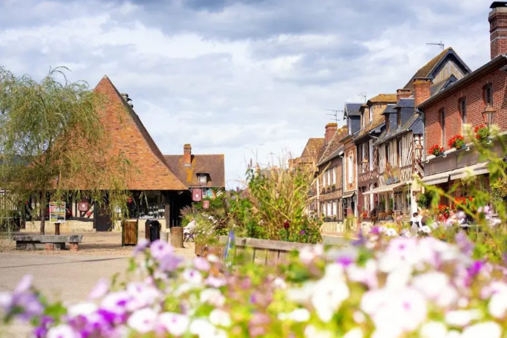 Oubliez la Normandie : ce plus beau village de France du Calvados est un concentré du Pays d&rsquo;Auge 