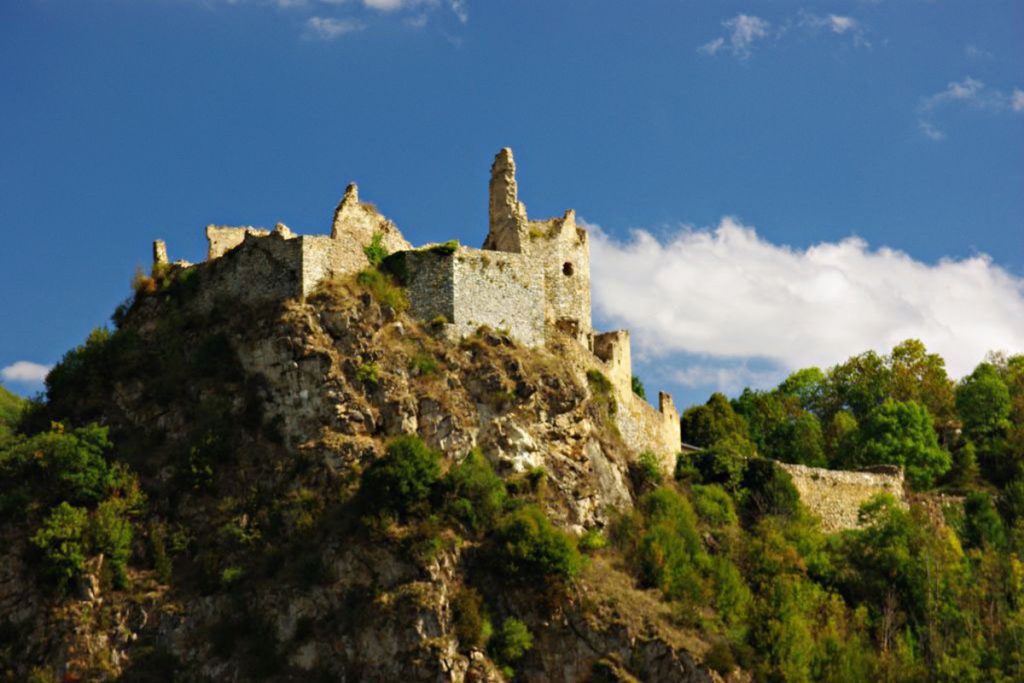 Le Puy-de-Dôme révèle ce plus beau village de France et son beffroi du 12ème siècle, un voyage dans le temps 
