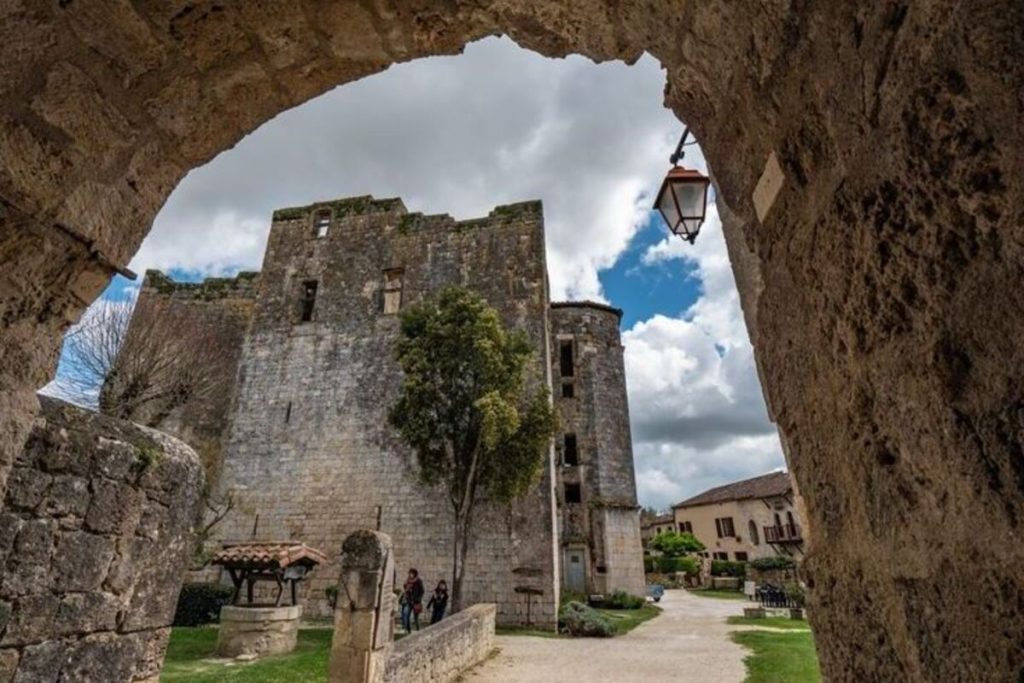 Oubliez les grandes villes : ce plus beau village de France est le plus petit du Gers et il est fortifié 