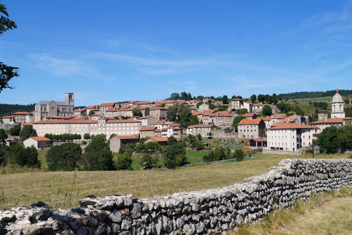 Oubliez les randonnées bondées : ce plus beau village de France est le point de départ de balades secrètes en montagne