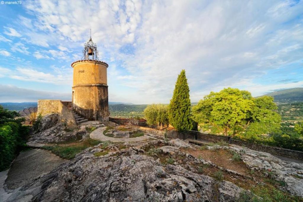 Ce village perché est le seul à être protégé par une double enceinte de remparts 