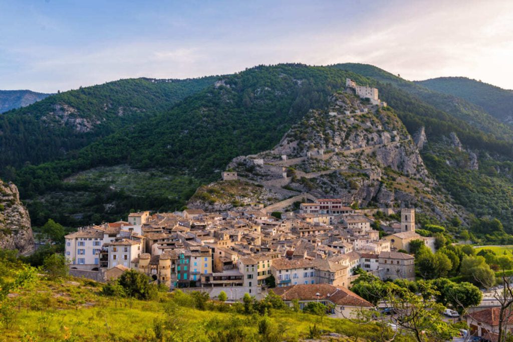 Ce village médiéval est le seul du Var à être entièrement entouré de ses remparts d’origine 