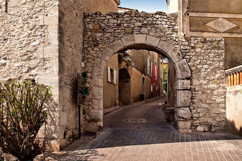 Le seul village varois où l&rsquo;on peut voir une rue couverte datant du Moyen Âge 