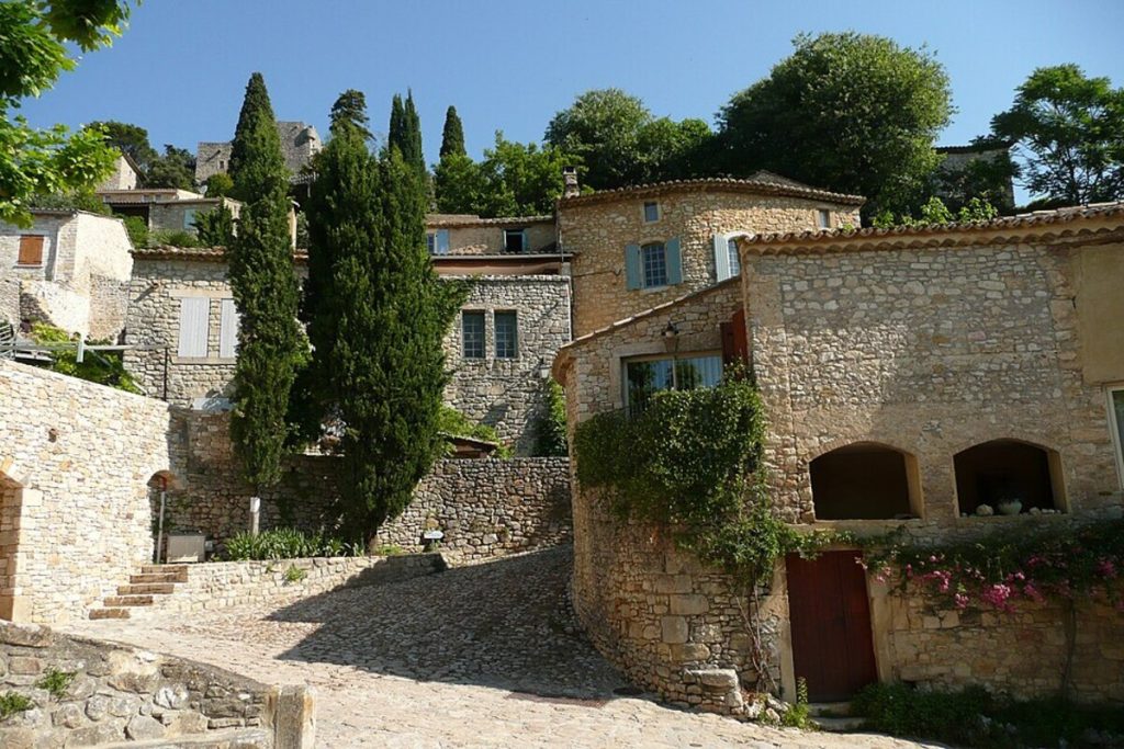 Le Gard cache ce plus beau village de France et ses roches baignées par la lumière dorée de l&rsquo;automne